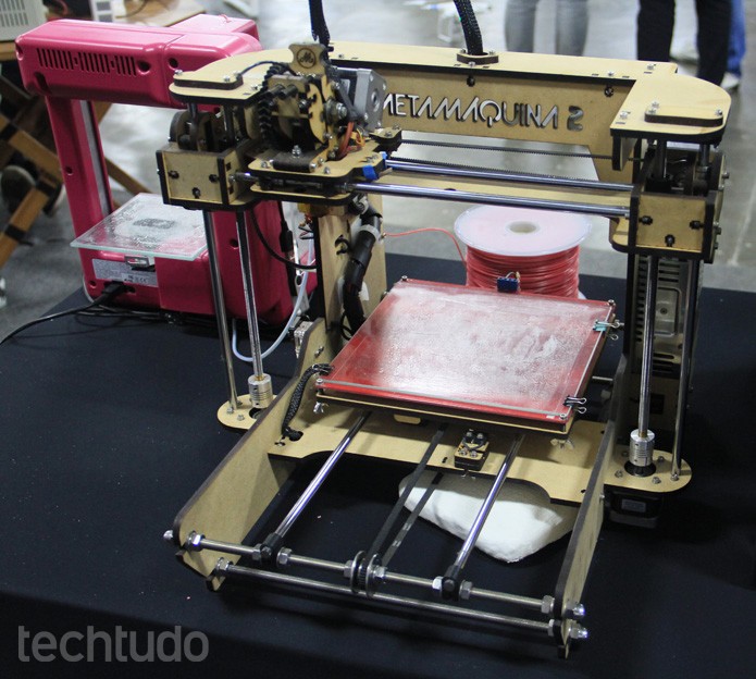 A Metamáquina é uma impressora 3D criada no Brasil. Pode ser comprada inteira ou desmontada (Foto: Renato Bazan/TechTudo) A Metamáquina é uma impressora 3D criada no Brasil. Pode ser comprada inteira ou desmontada (Foto: Renato Bazan/TechTudo)