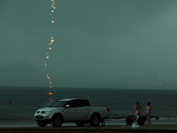 Fotógrafo captura a descarga elétrica caindo no mar (Foto: Rogério Soares / Jornal A Tribuna)