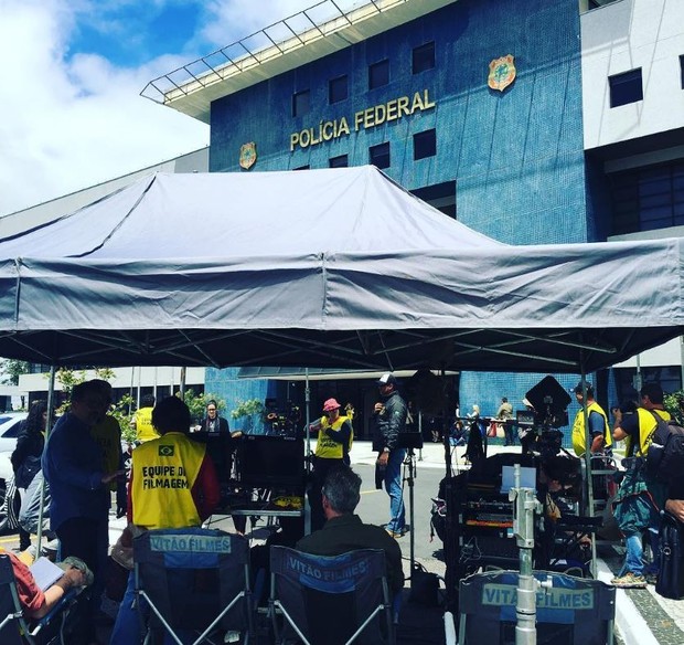 Set de filmagem de A Lei é Para Todos em frente à sede da Polícia Federal em Curitiba, no Paraná (Foto: Reprodução/Instagram)