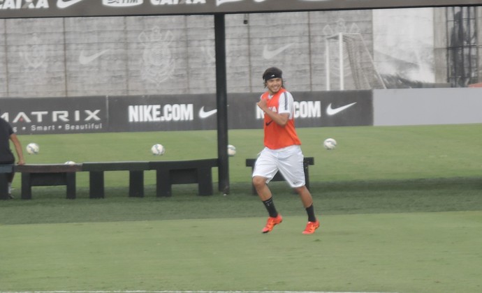 Reserva no Corinthians, Romero copia faixa de cabelo de Neymar em treino