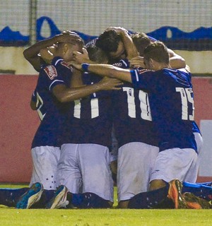 Jogadores do Cruzeiro comemoram gol diante do Guarani-MG (Foto: Gualter Naves / Light Press)