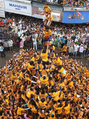 hindus fazem festa para comemorar nascimento do deus Krishna (Foto: AFP)