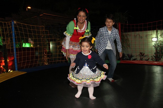 Nívea Stelmann brinca com os filhos em festa junina no Rio (Foto: Marcelo Sá Barretto/Agnews)