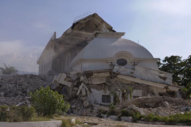 Rupinas do Palácio Presidencial do haiti durante implosão (Foto: Swoan Parker/Reuters)