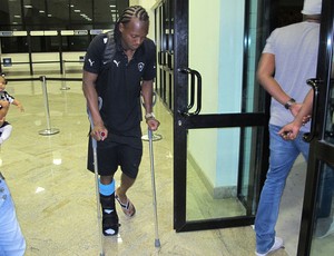 Andrezinho deixa o Engenhão de muletas, Botafogo (Foto: Richard Souza / Globoesporte.com)