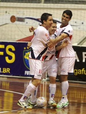 Jogadores comemoram gol do Joinville (Foto: Manolo Quiróz)