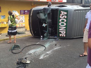 Van capotou e atingiu um vendedor de picolés de 77 anos (Foto: Taisa Alencar/G1)