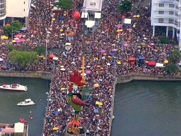 Avenida Guararapes está tomada por uma multidão, durante o 39º desfile do Galo da Madrugada (Foto: Reprodução / TV Globo)