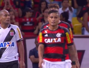 Everton fura a bola duas vezes e leva o lance mais bizarro da 