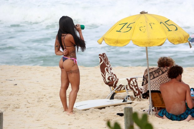 Aline Riscado bebe na praia ao lado de Felipe Roque (Foto: Dilson Silva/ AgNews)