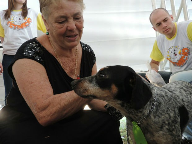Zezé faz carinho em um dos cães disponiveis para adoção no Estimacão Tatuí (Foto: Caio Silveira/G1)