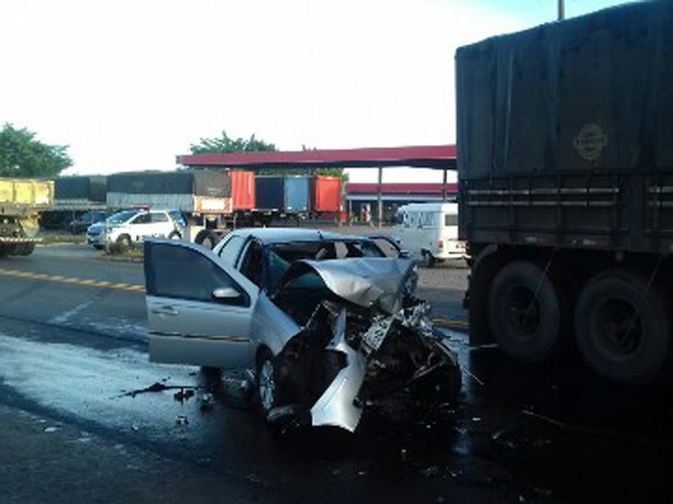 Feridos no acidente na BR-408, na altura de Carpina, estavam dentro do carro, segundo a PRF (Foto: Divulgação/PRF)