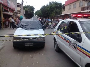 Vítima foi morta logo após sair de um supermercado e entrar no carro que estava estacionado na porta do estabelecimento. (Foto: Diego Souza/G1)