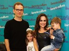 Gabriela Duarte leva os filhos a lançamento de livro do marido