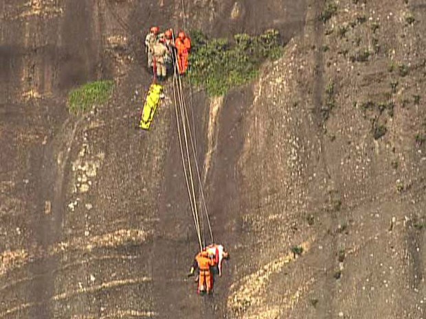 Bombeiros tentam resgatar alpinista no Morro do Pão de Açúcar, no Rio (Foto: Reprodução/ TV Globo) Bombeiros tentam resgatar alpinista no Morro do Pão de Açúcar, no Rio (Foto: Reprodução/ TV Globo)