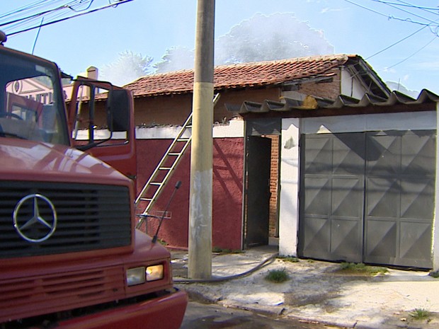 Casa teve quatro cômodos atingidos pelo fogo em São José dos Campos. (Foto: Reprodução/TV Vanguarda)
