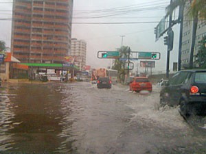 Avenida Antônio de Góes ficou alagada no Pina (Foto: Denny Farias / Globo Nordeste)