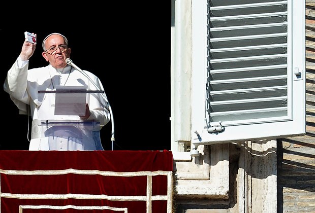 Papa Francisco mostra caixa contendo um rosário para fiéis durante o Ângelus deste domingo (17) (Foto: Alberto Pizzoli/AFP)
