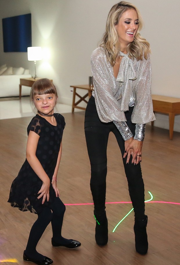 Ticiane Pinheiro E Rafinha Justus Dancam Funk Em Aniversario Quem Quem News
