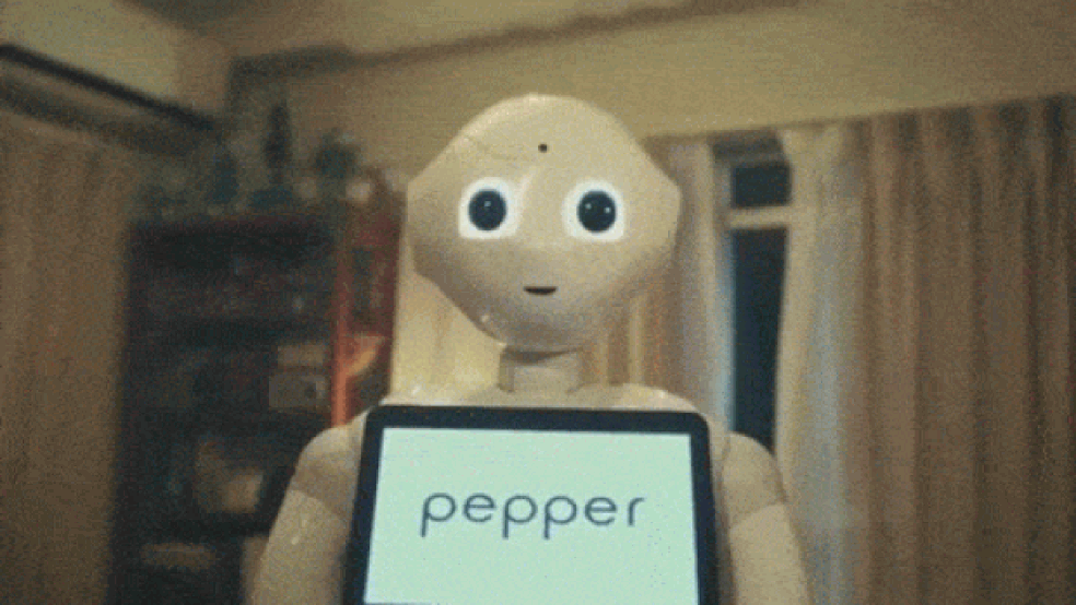 Robô Pepper, da Softbank Robotics, é capaz de reconhecer faces e perceber mudanças na voz para 'ler' emoções. (Foto: Reprodução/YouTube)