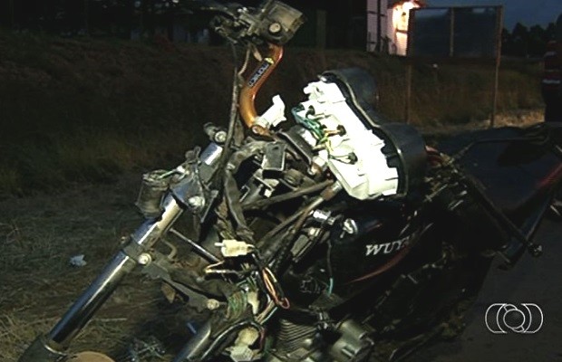 Motociclista bateu em carro e passageira foi arremessada para a lateral da BR-060, em Anápolis, Goiás (Foto: Reprodução/ TV Anhanguera)