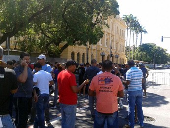 PMs e bombeiros aguardam para serem recebidos pelo Governo do Estado (Foto: Vitor Tavares/G1)