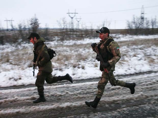 Separatistas pró-Rússia fazem treinamento em território da autoproclamada República Popular de Donetsk (Foto:  REUTERS/Maxim Shemetov)
