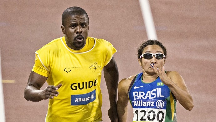 Fábio Dias e Jhulia Karol correm a final dos 100m T11 (cego total) no Mundial de Doha (Foto: Daniel Zappe/MPIX/CPB)