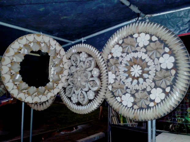 Artesãos confeccionam as mandalas com talas de buriti, árvore típica do lavrado (Foto: Neidiana Oliveira/G1)
