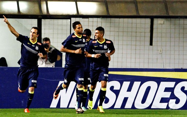 Thiago Ribeiro gol Santos contra Goiás (Foto: Léo Pinheiro / Agência Estado)