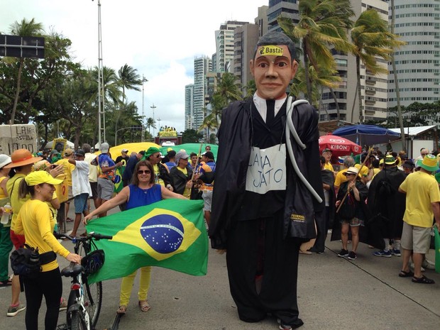 Boneco gigante de Sério Moro é atração para manifestantes no Recife, neste domingo (31) (Foto: Bruno Marinho/G1)