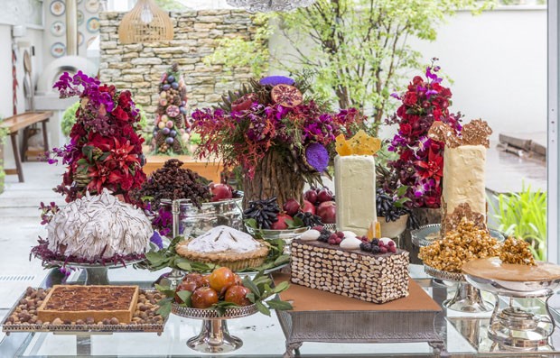 Mesa de Natal decorada com flores e frutas - Casa Vogue | Vamos Receber