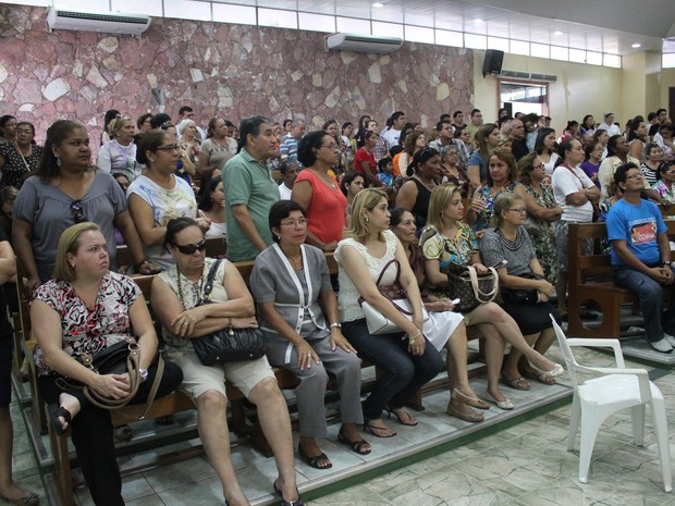 Pelo menos 400 fiéis compareceram ao velório do padre, no final da tarde deste domingo (21) (Foto: Camila Henriques/G1)