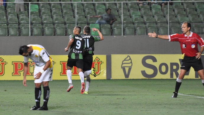 Marcelo Toscano comemorando seu gol (Foto: Divulgação/América-MG)