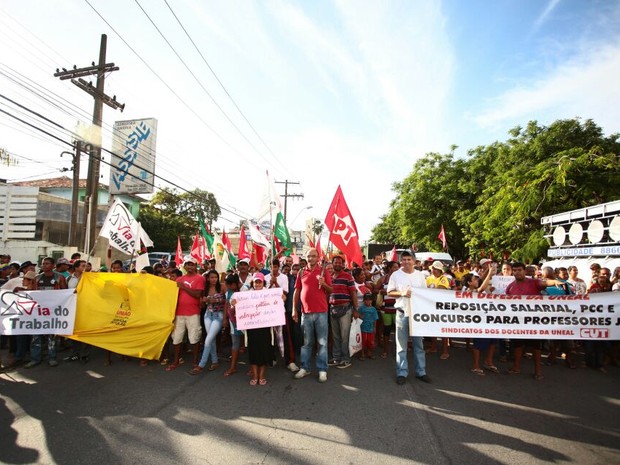 Manifestantes de Maceió pretendem ir até o Palácio do Governo. (Foto: Jonathan Lins/G1)