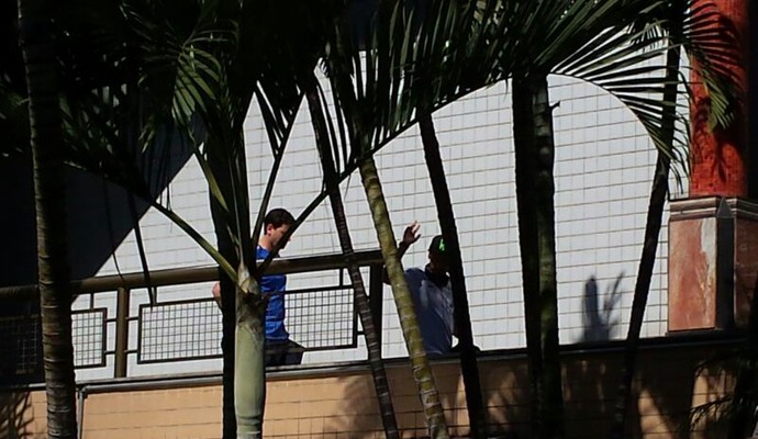 Funcionários do hotel da seleção brasileira sacada em Belo Horizonte (Foto: Leonardo Simonini)