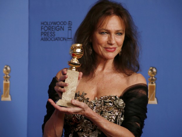 Jacqueline Bisset vence o prêmio de melhor atriz coadjuvante em filme para TV no 71º Globo de Ouro, que acontece neste domingo (12), em Los Angeles. (Foto: REUTERS/Lucy Nicholson)