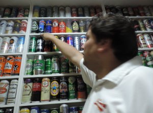 Há latas de várias partes do mundo, como Japão e Panamá (Foto: Carlos Dias/G1)