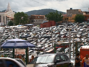 Mais de 3.600 veículos trouxeram compradores e vendedores ao parque. (Foto: Reprodução/ TV Asa branca) Mais de 3.600 veículos trouxeram compradores e vendedores ao parque. (Foto: Reprodução/ TV Asa branca)