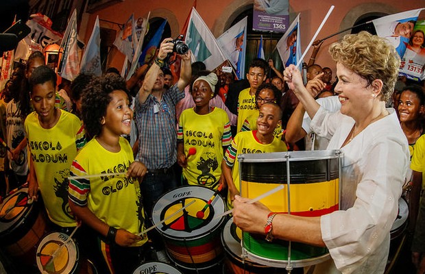 Dilma tocando com o Olodum em sua visita a Salvador, no fim de agosto. Será que ela consegue vaga no grupo? (Foto: Ichiro Guerra/Divulgação)