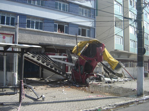 Carro fica destruído após invadir uma pizzaria em Praia Grande (Foto: Erico La Franchi / Especial para o G1)