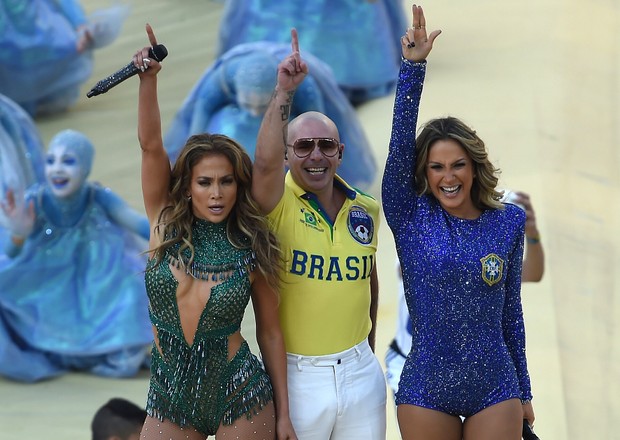 Jennifer Lopez, Claudsia Leitte e Pitbul na abertura da Copa (Foto: AFP)