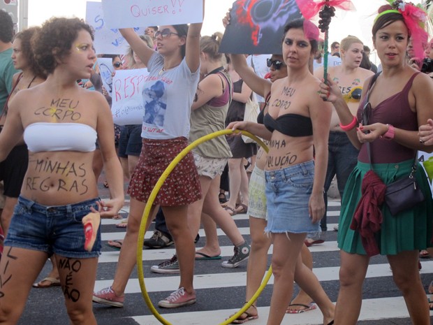 Jovens percorreram a orla de Copacabana para prostetar contra a violência sexual (Foto: Christiano Ferreira/G1)