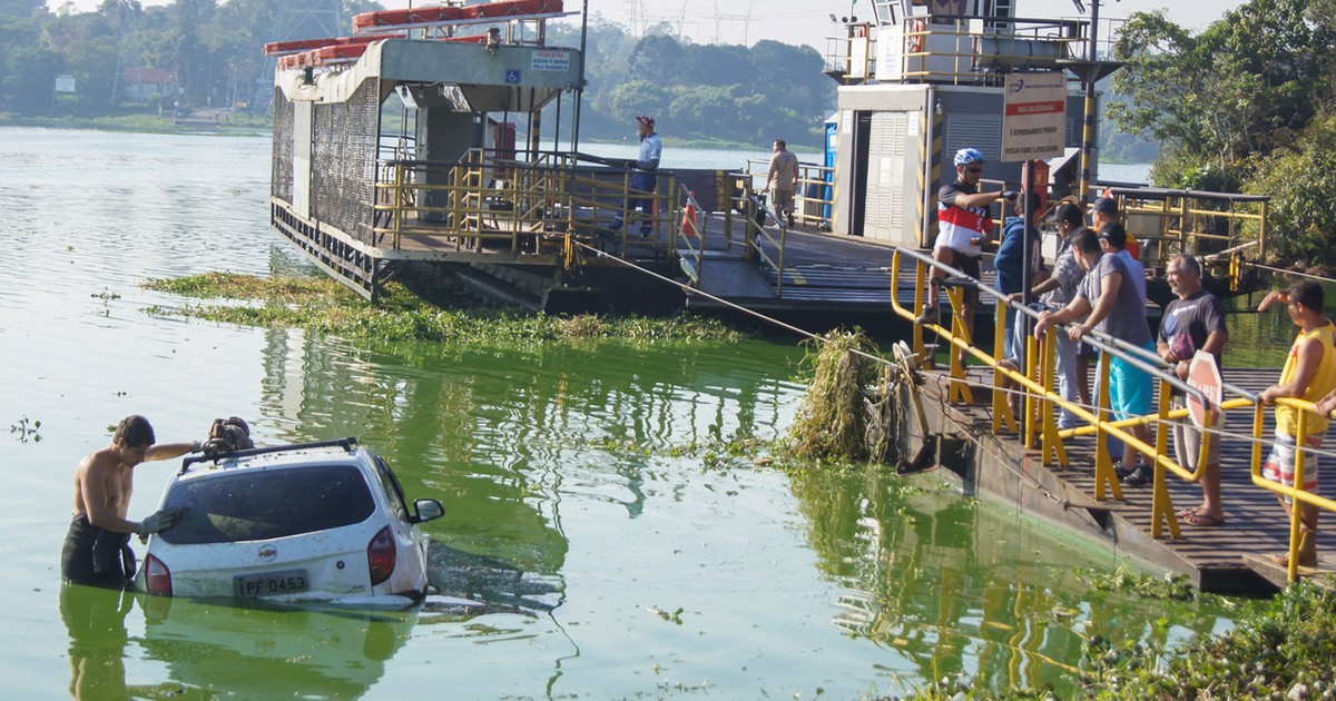 G Carro Cai Na Represa Billings Em Ponto De Acesso A Balsa