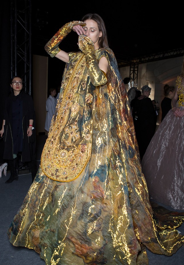 Foto: Vestidos da alta-costura: look todo bordado com referências  religiosas, Guo Pei - Purepeople