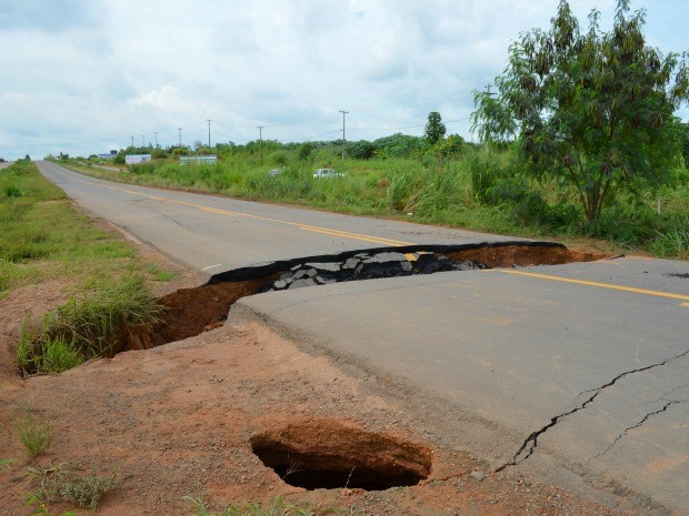 Pista apresenta várias rachaduras e há risco de novo desmoronamento (Foto: Eliete Marques/G1) Pista apresenta várias rachaduras e há risco de novo desmoronamento (Foto: Eliete Marques/G1)