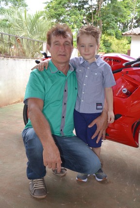 Robson, irmão caçula de Andressa Urach, com o pai, Carlos (Foto: Divulgação)