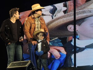 Henry, de 5 anos, sobe ao palco para cantar com Fernando e Sorocaba (Foto: Géssica Valentini/G1)