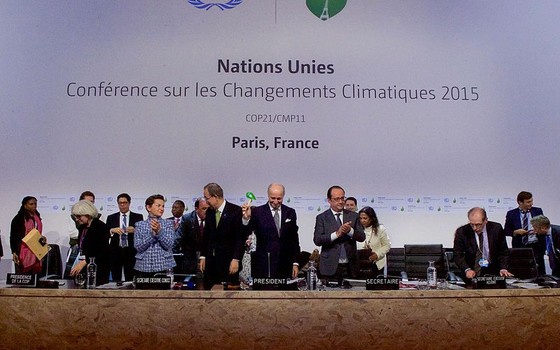 O ministro do Exterior da França Fabius Bangs bate o martelo diante de representantes de 196 paíse para fechar o Acordo de Paris em dezembro de 2015 (Foto: Divulgação/ Departamento de Estado dos EUA)