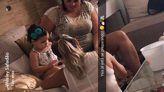 Wesley Safadão mostra a filha, Ysis, se preparando para o casamento dos pais (Foto: Reprodução / Snapchat)